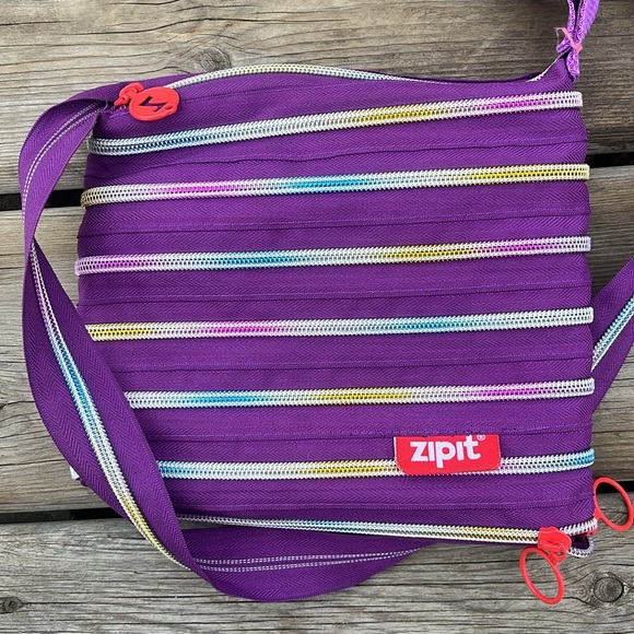 Zipit Crossbody Bag - Picture 4 of 10